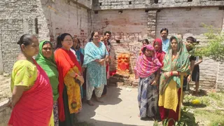 प्रयागराज के राजापुर नेवादा मुहल्ले में हनुमान जी की प्रतिमा खंडित करने से आक्रोशित लोग। जागरण