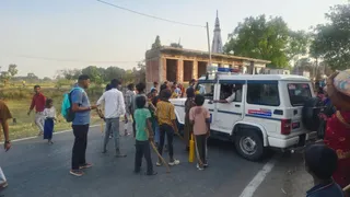 पुलिस गाड़ी की चपेट में आने से मासूम की मौत। (जागरण)
