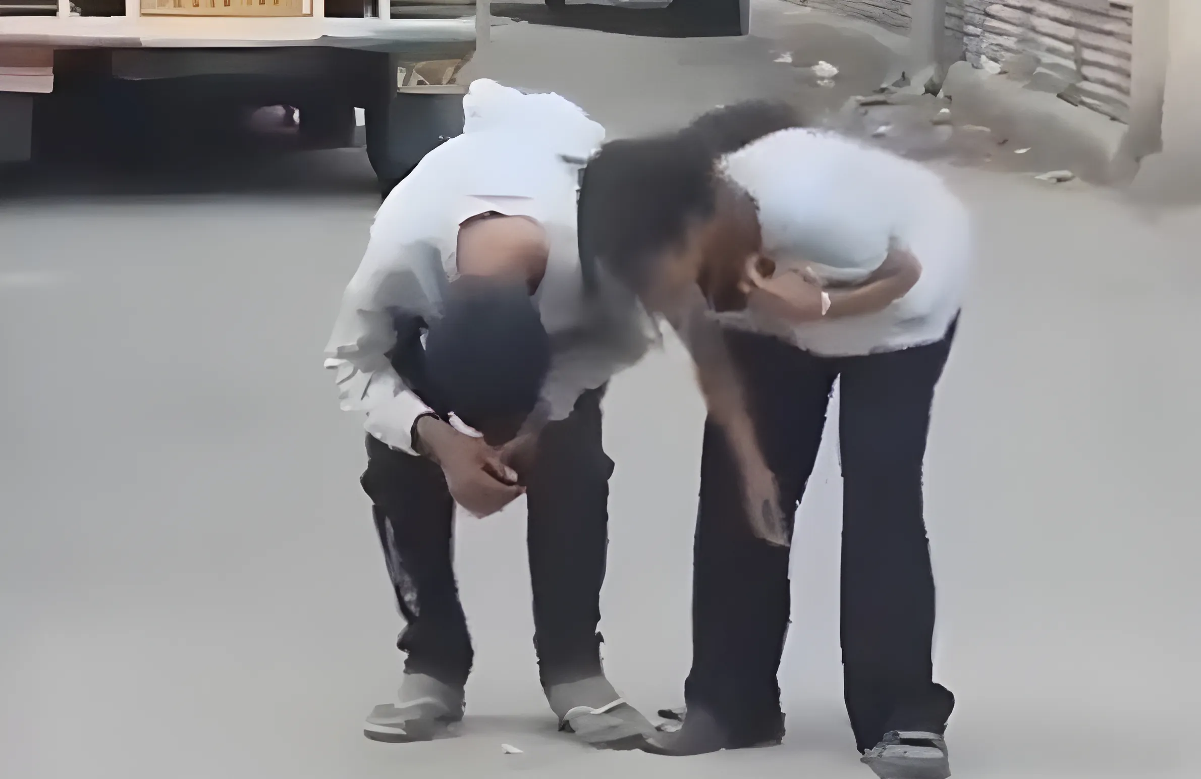 लुधियाना में बस अड्डे के पास युवक युवती नशे में लड़खड़ाए, वीडियो हुआ वायरल