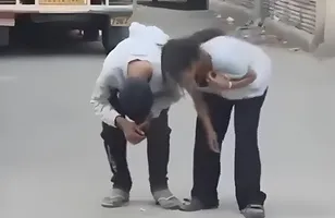 नशे में लड़खड़ाते युवक-युवति।