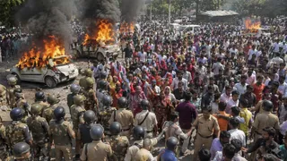 पुलिस की जीप समेत 5 गाड़ियां फूंकी, नोएडा में वेतन बढ़ाने की मांग पर अड़े हजारों श्रमिक। एआई एडिटेड