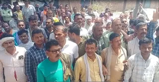 प्रदर्शन करते कानपुर में ट्रक ड्राइवर। वीडियो ग्रैब