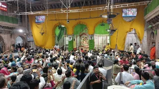 बांकेबिहारी मंदिर में शयनभोग सेवा में नहीं सजा फूल बंगला।