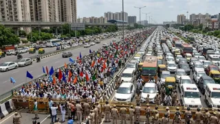 नोएडा में कामगारों के प्रदर्शन के कारण सोमवार को एनएच-9 पर वाहनों की लंबी कतारें लग गईं। इमेज एआई