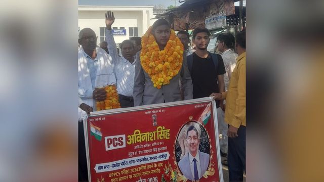 असिस्टेंट कमिश्नर बनकर पैतृक गांव पहुंचे अविनाश सिंह कुशवाहा, पुष्प-मालाओं से हुआ भव्य स्वागत
