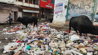कोटद्वार के गोखले मार्ग में सड़क पर लगा कूड़े का ढेर