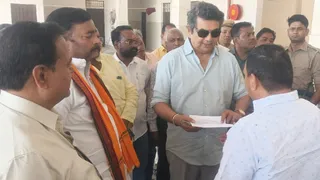 निर्माणाधीन बस स्टेशन का निरीक्षण करते राज्यसभा सदस्य कुंवर आरपीएन सिंह। जागरण