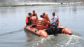 वृंदावन के केशीघाट पर मोटरबोट से यमुना में डूबे लोगों की खोज करता बचाव दल।फोटो जागरण