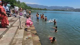 बैसाखी पर्व पर स्नान करते हुए श्रद्धालु।