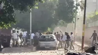 नोएडा के विभिन्न सेक्टरों में सोमवार को श्रमिकों ने वेतन में बढ़ोतरी करने के लिए प्रदर्शन किया। इस बीच जगह-जगह हिंसा भी हुई।