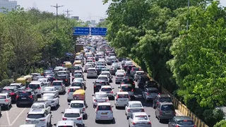 नोएडा की ओर कामगारों द्वारा अचानक लगाए गए जाम के चलते इस रूट पर यातायात बुरी तरह प्रभावित हुआ।