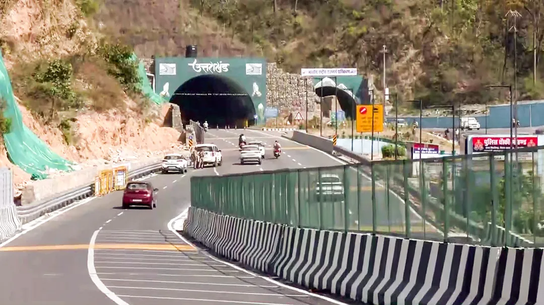 Delhi-Dehradun Expressway पर आज से दौड़ेंगे वाहन, ढाई घंटे के सफर में कितना लगेगा टोल; क्या है खासियत