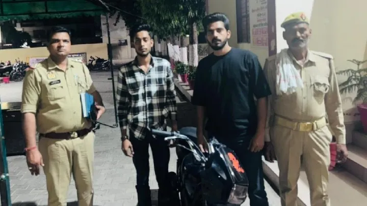 दिल्ली से चोरी हुई बाइक रोहटा रोड से बरामद, दो वाहन चोर गिरफ्तार