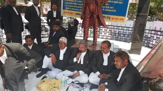 प्रयागराज में सोमवार को डाॅ. आंबेडकर की प्रतिमा स्थल पर धरने पर बैठे अधिवक्ता। सौजन्य :आयोजक