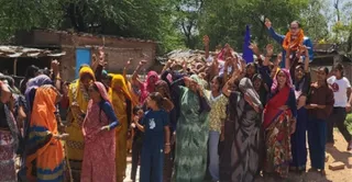 औड़ेरा गांव में स्थापित आंबेडकर की प्रतिमा के पास नारे लगाती महिलाएं। जागरण
