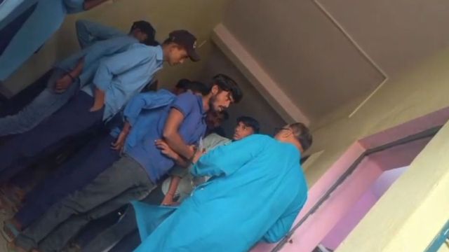 तय फीस 850, वसूले 1050 : भागलपुर के सरकारी स्कूल में ओवरचार्जिंग का खेल उजागर, छात्रों ने कहा- रुपये वापस करें
