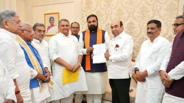 Bihar News: भावुक पलों के साथ नीतीश कुमार का इस्तीफा, सम्राट को मिली बिहार की कमान; तेजस्वी यादव ने कसा तंज 
