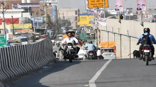 दिल्ली देहरादून एक्सप्रेसवे पर रॉन्ग साइड से चढ़ता बाइक सवार। जागरण