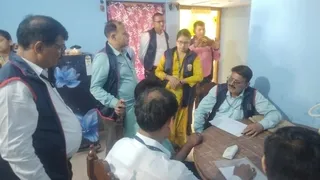 इंस्पेक्टर के ठिकाने पर छापेमारी करती ईओयू की टीम।