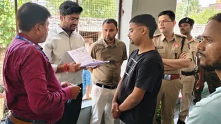 सेंटर पर परीक्षार्थी से पूछताछ करते जिलाधिकारी निखिल धनराज निप्पणीकर। जागरण