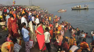 दीघा स्थित पाटीपुल घाट पर सत्तुआनी के अवसर पर गंगा में डुबकी लगाते श्रद्धालु। जागरण