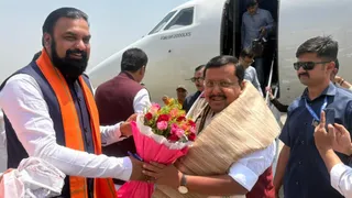 पटना एयरपोर्ट पर भाजपा के राष्ट्रीय अध्यक्ष का स्वागत करते सम्राट चौधरी।