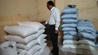 छापा के दौरान खाद्य विभाग के अफसर।