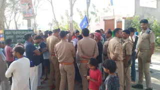 जहांगीगरंज के जाेलहापुर में आक्रोशित ग्रामीणों को समझाते पुलिसकर्मी।