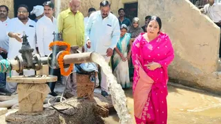 खोड़ा में नलकूप का उद्धाटन करतीं पालिकाअध्यक्ष मोहनी शर्मा। जागरण