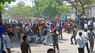 नोएडा में सोमवार को हुए उग्र प्रदर्शन का एक दृश्य