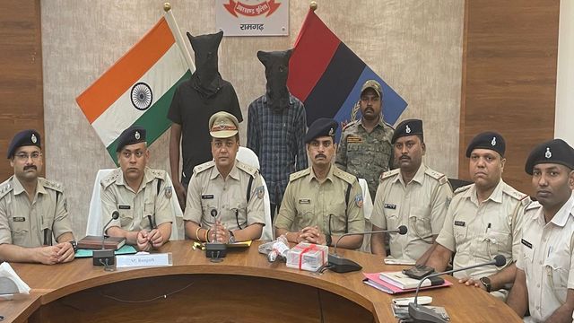 रामगढ़ पुलिस ने घेराबंदी कर पकड़े दो शूटर, राहुल दुबे गैंग का 'खतरनाक' प्लान फेल; मिल्क प्लांट में गोलीबारी का भी खुला राज
