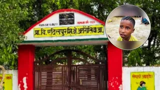 क्लासरूम में सो रहा था छात्र तो ताला जड़कर घर चले गए शिक्षक।