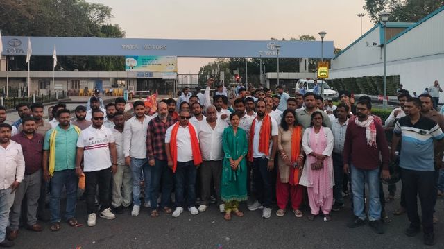 Tata Motors के मुख्य गेट पर भारी प्रदर्शन: स्थानीय नियोजन को लेकर युवाओं ने घंटों किया चक्का जाम, काम ठप
