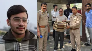 यश की फाइल फोटो। यमुना में डूबे युवराज उर्फ यश पिता राकेश भल्ला को ढ़ोलक सौंपते सीओ गोवर्धन अनिल कुमार (बाएं)। फोटो जागरण