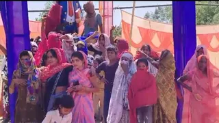 महरूआ के नसीरपुर में मंगलवार को मौजूद महिलाएं