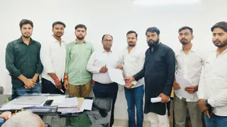 अविवि के अधिकारी को ज्ञापन सौंपते समाजवादी छात्र सभा के प्रदेश सचिव। जागरण