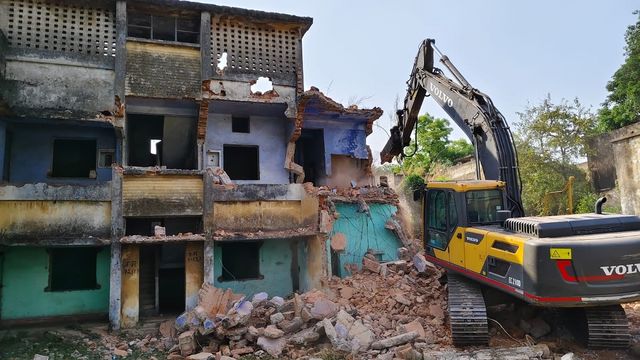 FCI Sindri में गरजा बुलडोजर, विरोध के बाद आवास ध्वस्तीकरण पर लगी रोक
