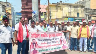 जश्न मनाते कुशवाहा समाज के लोग। फोटो जागरण