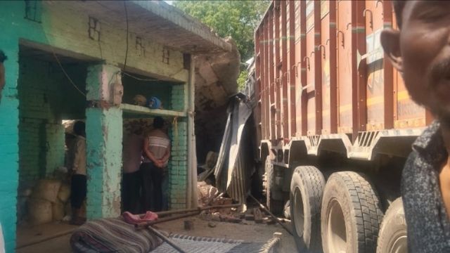 लखनऊ में घर में घुस गया तेज रफ्तार ट्रक, सूचना के 2 घंटे बाद भी नहीं पहुंची पुलिस
