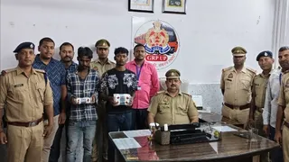 पुलिस की गिरफ्त में दोनों चोर।