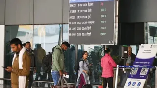 आईजीआई एयरपोर्ट पर मौजूद यात्री। (फोटो सौजन्य- एएनआई)
