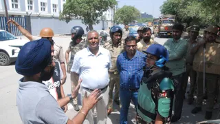 नोएडा फेज-2 में फैक्ट्री प्रतिनिधियों से बात करती डीसीपी सेंट्रल शैव्या गोयल। जागरण