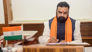 दफ्तर में बैठे सीएम सम्राट चौधरी।
