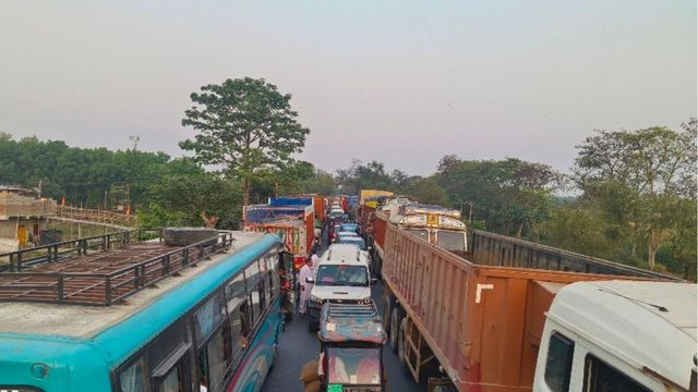 बिहार की लाइफलाइन विक्रमशिला पुल पर रत्ती भर भी जगह नहीं, सभी वाहन फंसे हैं, अभी इस मार्ग से यात्रा करने से बचें, ट्रैफिक पूरी तरह ठप
