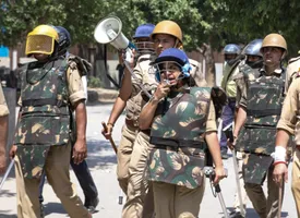नोएडा में हिंसक प्रदर्शन के दौरान तैनात फोर्स। फोटो : पीटीआई