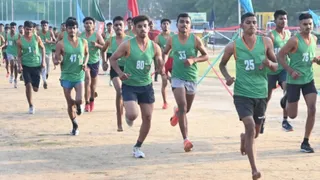 दौड़ लगाते युवा। फाइल