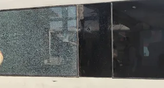 पत्थर लगने से चटका वंदे भारत ट्रेन की खिड़की का शीशा।