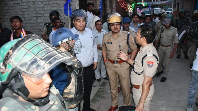 कासगंज में आंबेडकर शोभायात्रा पर पथराव: पुलिसकर्मी घायल, 10 गिरफ्तार
