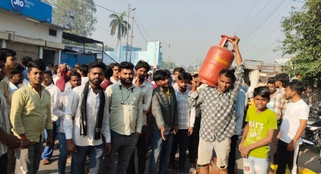 गोरखपुर के पिपराइच में रसोई गैस संकट पर फूटा गुस्सा, उपभोक्ताओं ने किया सड़क जाम 
