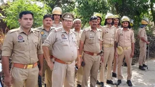 गांव में पुलिस बल के साथ मौजूद एसडीएम एसएन त्रिपाठी। जागरण